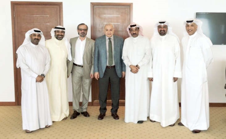دبدر العيسى يتوسط وفد نقابة الفنانين والاعلاميين الكويتية