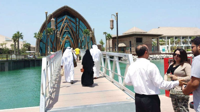 الزميلة منى الدغيمي في حديث مع مسؤول منتجع جزيرة البنانا