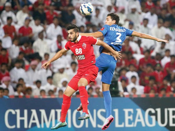 صراع هوائي بين لاعب الاهلي ماجد حسن ومهاجم الهلال كارلوس ادواردو 