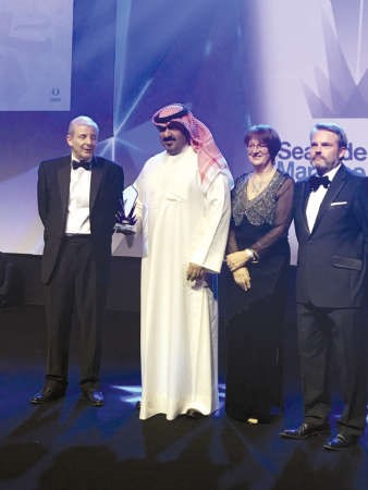الشيخ طلال الخالد خلال تسلمهللجائزة