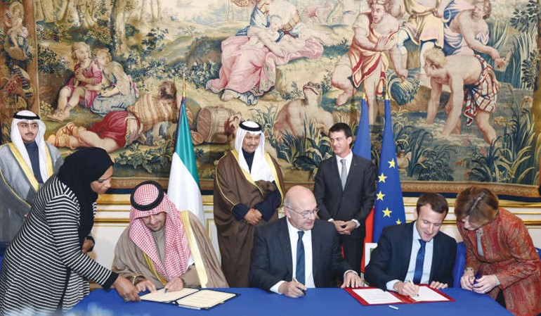 الوزير انس الصالح يوقع احدى الاتفاقيات