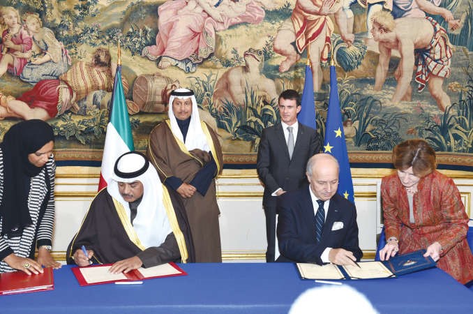 سمو الشيخ جابر المبارك ومانويل فالس يتابعان توقيع الشيخ صباح الخالد على احدى الاتفاقيات
