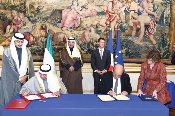 الشيخ خالد الجراح يوقع احدى اتفاقيات التعاون مع فرنسا