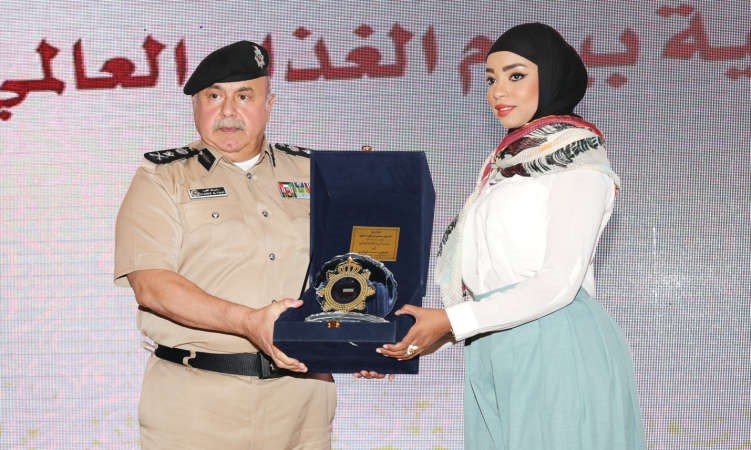 الفريق سليمان الفهد مكرما احدى المشاركات	احمد علي﻿