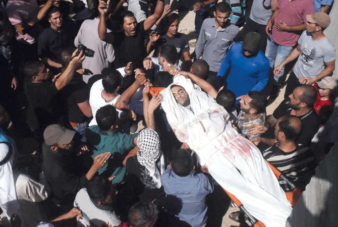 تشييع جثمان شاب قتل على يد القوات الاسرائيلية خلال اشتباكات عند السياج الحدودي مع قطاع غزة افپ
