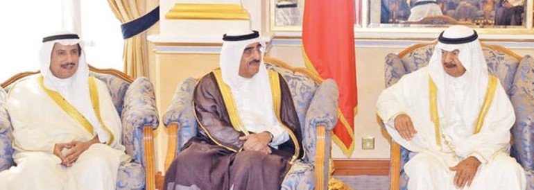 الامير خليفة بن سلمان ال خليفة خلال استقباله الشيخ عزام الصباح 