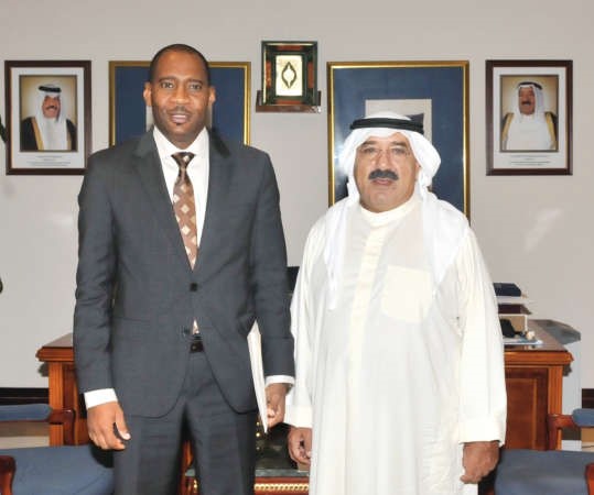 الشيخ ناصر صباح الاحمد مستقبلا سفير تشاد علي اغبش