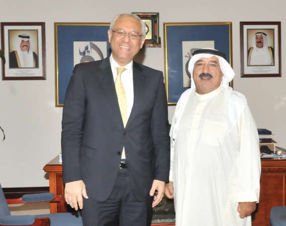 الشيخ ناصر صباح الاحمد مستقبلا السفير المصري ياسر عاطف