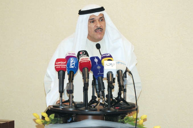 وزير الاعلام الشيخ سلمان الحمود متحدثا خلال الحلقة النقاشية