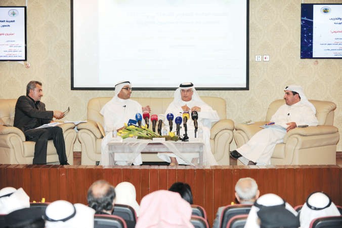 المتحدثون في الحلقة النقاشية دحسن جوهر والنائب مبارك الحريص ومدير الحلقة الزميل احمد العيسى ودمحمود الهاشمي