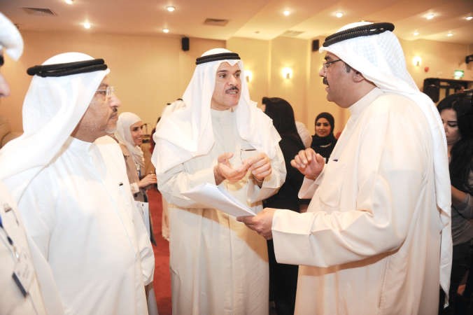 الشيخ سلمان الحمود يستمع الى ملاحظات الزميل علي الفضالة ودعيسى المشيعي