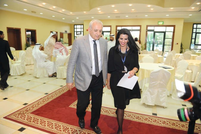 فاطمة العازمي مرحبة بالوزير العيسى لدى حضوره