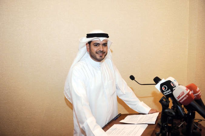 عريف الحلقة النقاشية الزميل عادل العيدان