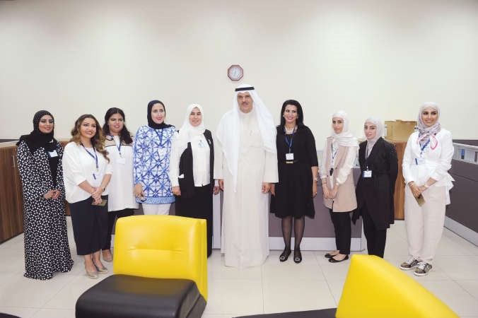 وزير الاعلام الشيخ سلمان الحمود في لقطة تذكارية مع د فاطمة الكندري ومدير واعضاء العلاقات العامة والاعلام في التطبيقي