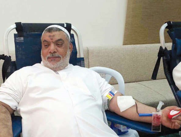 احد المتبرعين بالدم في مسجد العترة الطاهرة بالمنقف