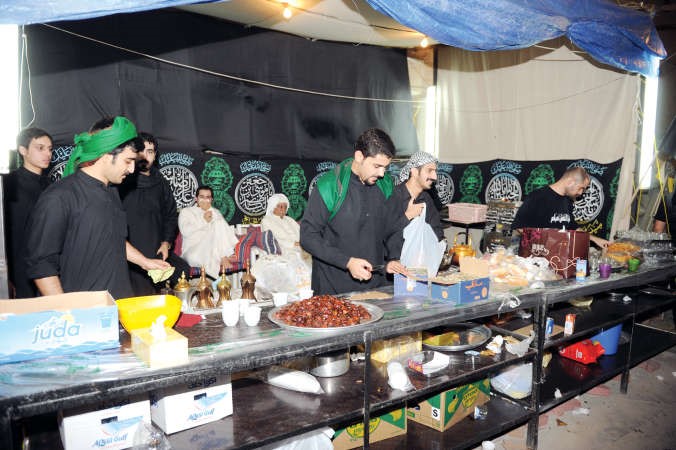 تجهيز الطعام للمشاركين في مجالس العزاء