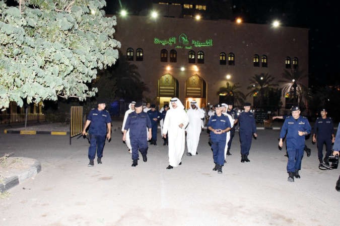 الشيخ محمد الخالد خلال جولته على الحسينيات بمشاركة الفريق سليمان الفهد واللواء ابراهيم الطراح