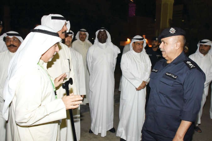 الخالد يستمع الى شرح حول جهود تامين المساجد والحسينيات