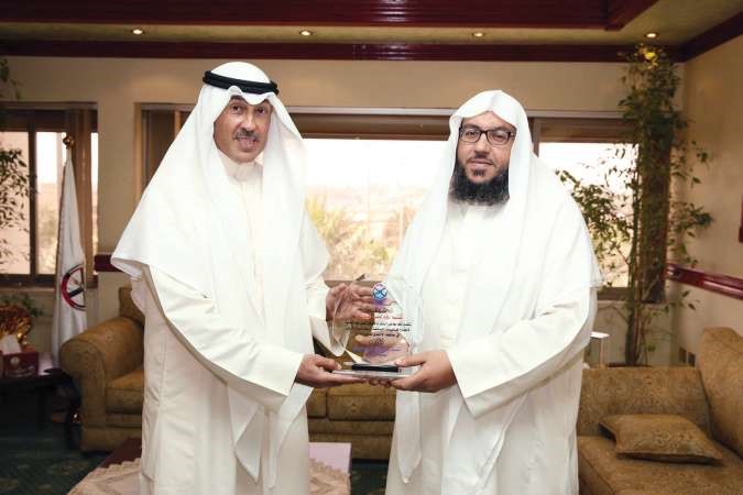 الخالد يكرم احد الفائزين