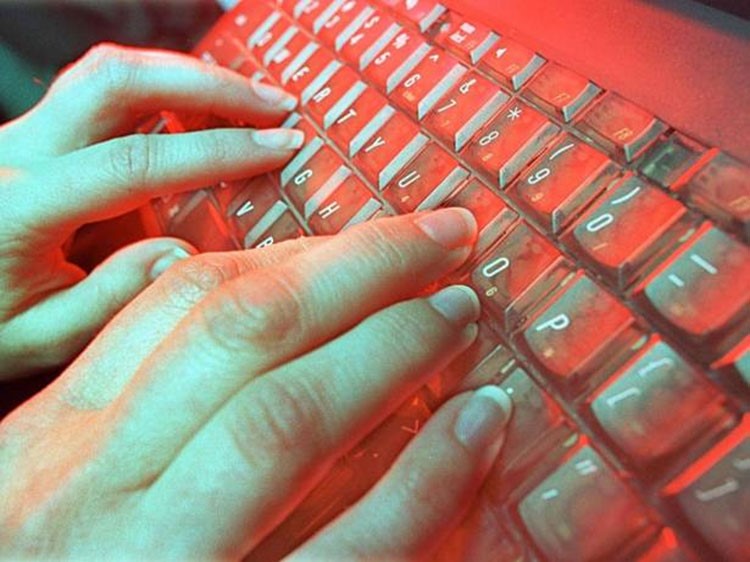 مدوّن يحذر الذين شاهدوا مواد إباحية عبر الانترنت.. هذا ما سيحدث لكم