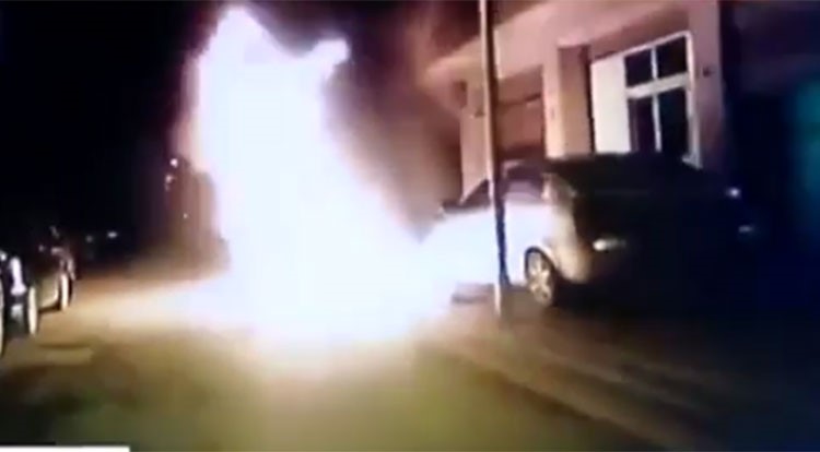  بالفيديو.. امرأة تحرق عشيقة زوجها في الشارع 