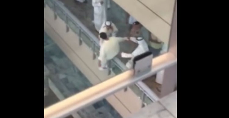 بالفيديو.. شاب كويتي يحاول الانتحار داخل مجمع الوزارات.. وصراخ النسوة يرتفع!