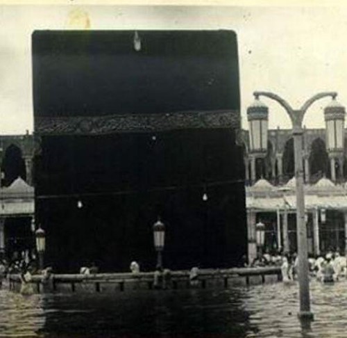 صورة نادرة للحرم المكي قبل 75 عاماً ومياه السيول والأمطار تحيط به