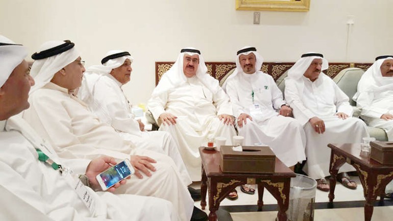 الفريق م ثابت المهنا وعدد من رواد احدى الحسينيات﻿