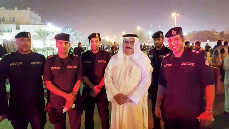 الفريق م ثابت المهنا متوسطا عددا من رجال الشرطة﻿