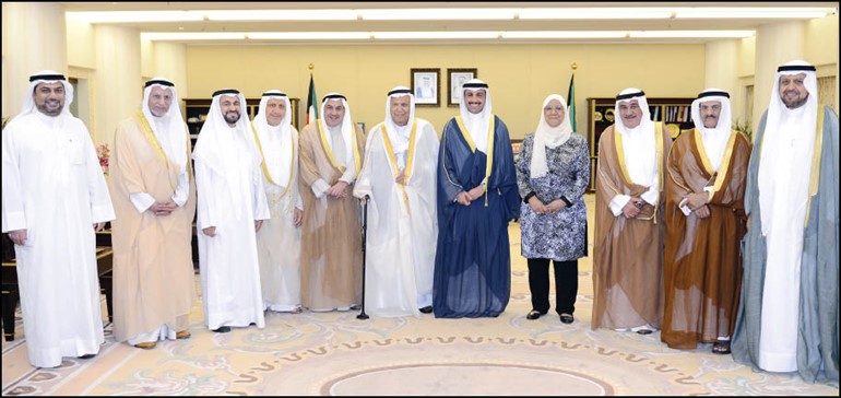 الرئيس الغانم مستقبلا دمعصومة المبارك وعبد المطلب الكاظمي ودعبدالمحسن جمال وعبدالوهاب الوزان وعيسى المزيدي وعلي البغلي ودعبدالهادي الصالح ودفاضل صفر ومصطفى الشمالي