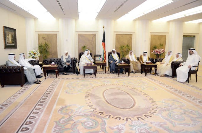 مرزوق الغانم مستقبلا عبد المطلب الكاظمي ودعبدالمحسن جمال وعبدالوهاب الوزان وعيسى المزيدي وعلي البغلي ودعبدالهادي الصالح ودفاضل صفر ومصطفى الشمالي ودمعصومة المبارك بحضور ديوسف الزلزلة