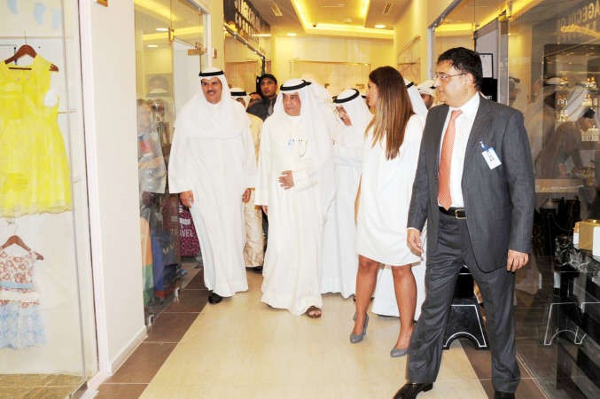 الشيخ سلمان الحمود متفقدا المحلات التجارية بالمشروع محمد خلوصي