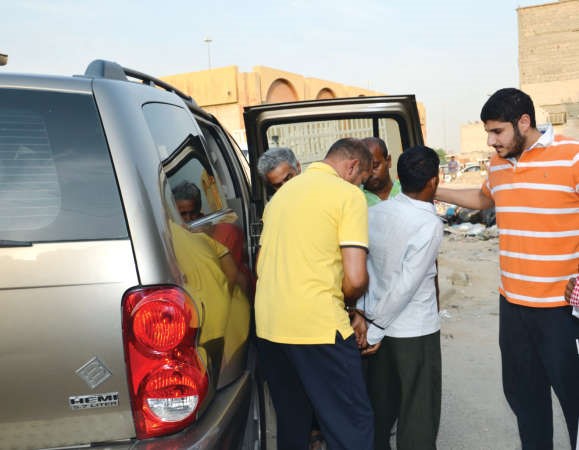 رجال الامن في زي مدني يلقون القبض على احد المخالفين