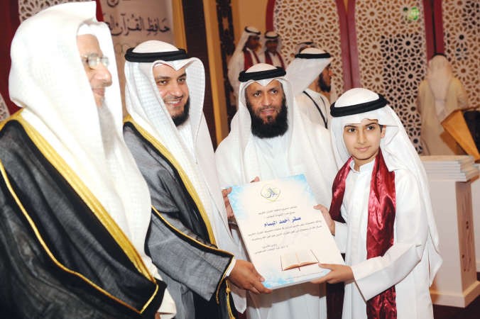 القارئ مشاري العفاسي مكرما احد الطلبة ﻿