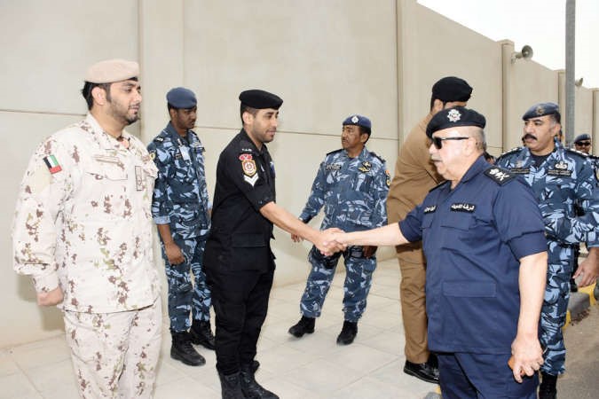 وكيل وزارة الداخلية الفريق سليمان الفهدمصافحا احد العسكريين المشاركين في التدريبات