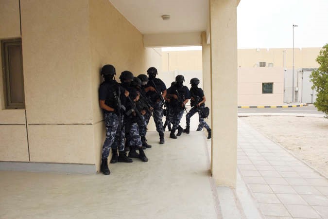 رجال القوات الخاصة يواجهون عملية ارهابية في تمرين ميداني