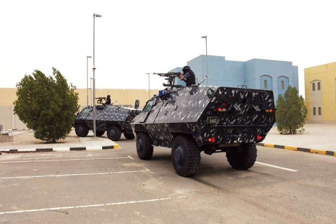اليات من القوات الخاصة تستعد لتنفيذ عملية لتحرير احد المباني
