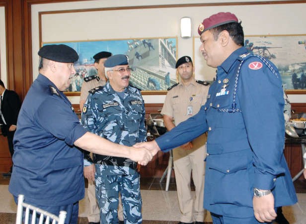 الفريق الفهد مصافحا احد الضباط الخلجيين ويبدو اللواء محمود الدوسري
