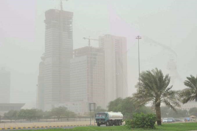 انخفاض مستوى الرؤية بسبب العاصفة	محمد هاشم﻿