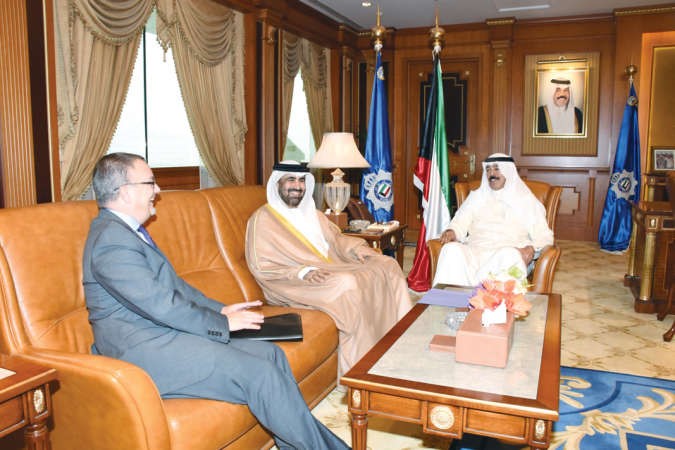الشيخ محمد الخالد مستقبلا سفيري الامارات وبريطانيا