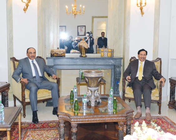سمو رئيس الوزراء الشيخ جابر المبارك والشيخ صباح الخالد داخل السفارة