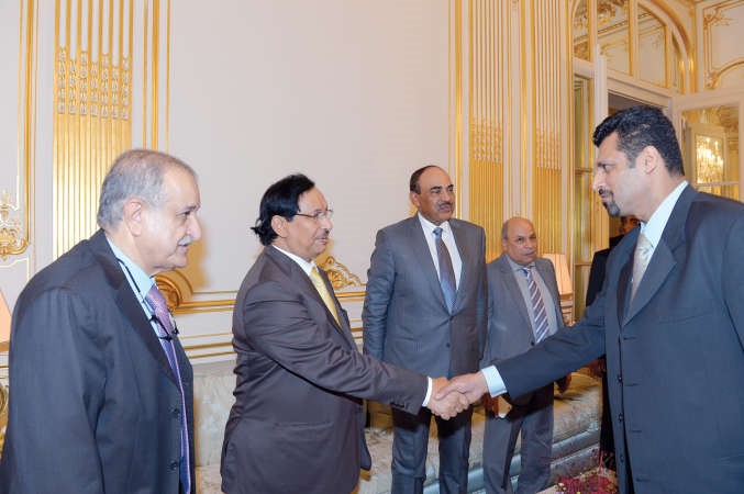 سمو رئيس الوزراء مصافحا احد اعضاء السفارة 