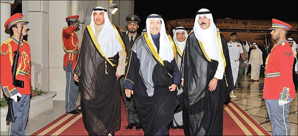 سمو رئيس الوزراء الشيخ جابر المبارك والشيخ صباح الخالد والشيخ خالد الجراح لدى عودتهم الى ارض الوطن وفي استقبالهم الشيخ محمد الخالد