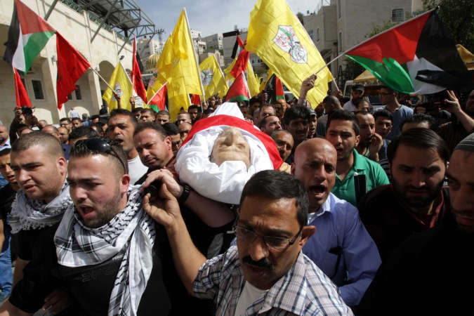 فلسطينيون يشيعون جثمان شهيد اختنق بالغاز المسيل للدموع خلال مواجهات قرب مستوطنة تل رميدة افپ
