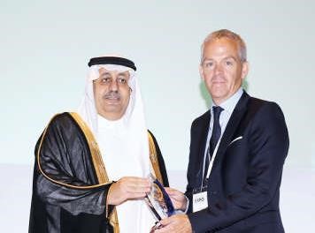 جون هادين متسلما الجائزة