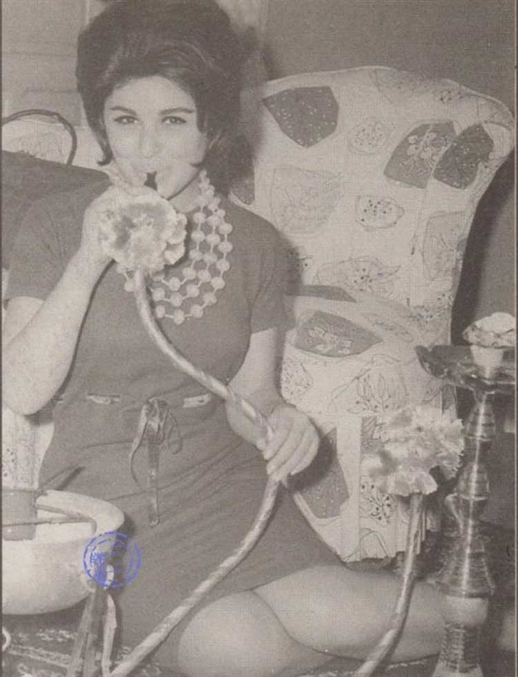 بالصور.. 15 فناناّ «الشيشة عندهم مزاج»