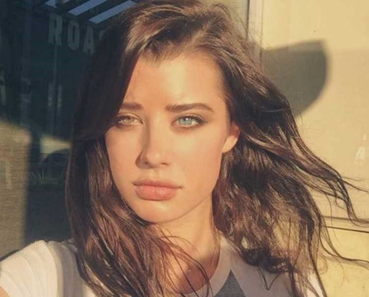 بالصور.. عارضة أزياء تثير ضجة واسعة بسبب لون عينيها المختلفين تماماً !