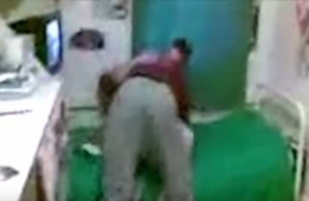بالفيديو.. شجار عنيف بين سجينين من عصابتين متنافستين