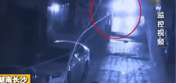 بالفيديو.. لحظة دهس سائق تاكسي شاب حاول عبور الشارع