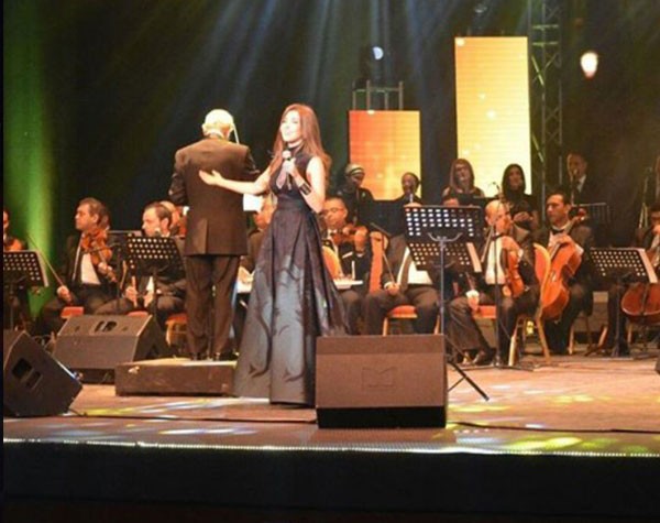 بالصور.. نانسي عجرم تتألق بالأسود في الإسكندرية.. وطفلة تحرجها